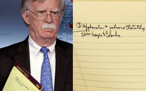 L'appunto di John Bolton sul Venezuela: "5000 soldati in Colombia"