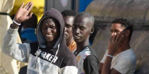 Migranti, le follie dei buonisti: 15 milioni per assumerne 120