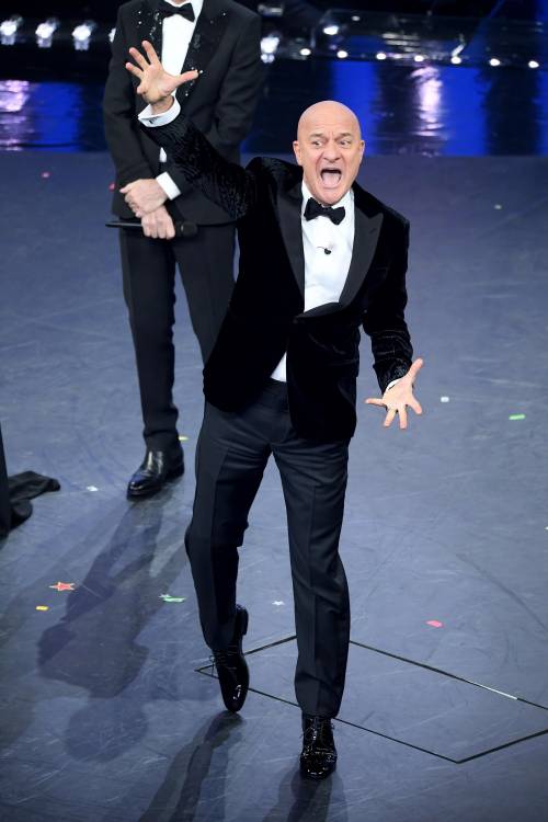 Sanremo, Bisio rimbrotta i social e legge i tweet (sgrammaticati) in diretta