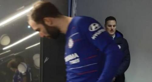 Higuain stizzito sputa nel tunnel dell'Etihad Stadium. Polemica in Inghilterra