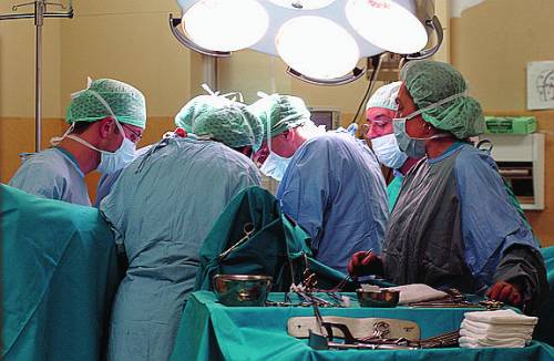 Le fanno vedere un film durante un'operazione per tumore al cervello