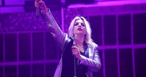 Emma scatena la polemica in concerto: "Aprite i porti!"