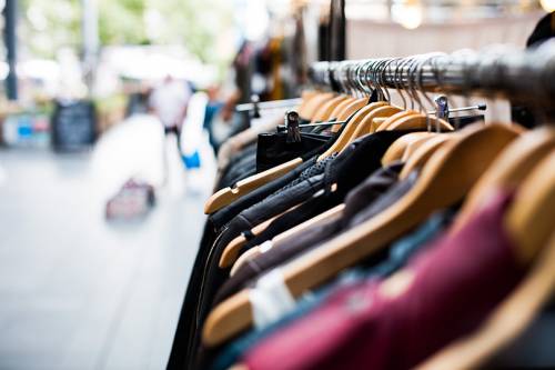Ruba 27 capi di abbigliamento nel centro commerciale: arrestata 37enne romena