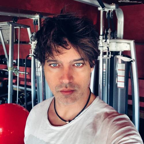 "Gabriel Garko bellissima lesbica". Gli haters si sbizzarriscono sui social