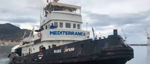Salpa (ancora) la nave buonista: "Basta barbarie confini chiusi"