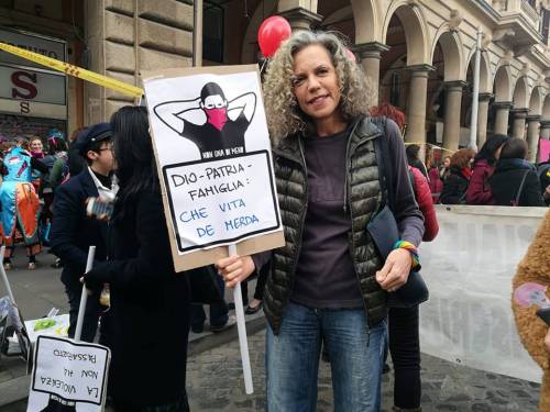 L'insulto della Cirinnà: "Dio, Patria, Famiglia che vita de m…a"