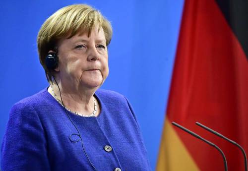 La Merkel ci manda i migranti: "Storditi e sedati sull'aereo"
