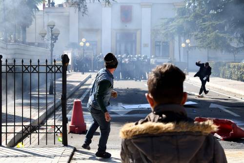 Albania, manifestanti provano ad assaltare il Parlamento