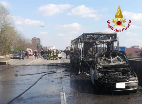 Senegalese dà fuoco al bus: "Ora vendico i morti in mare"