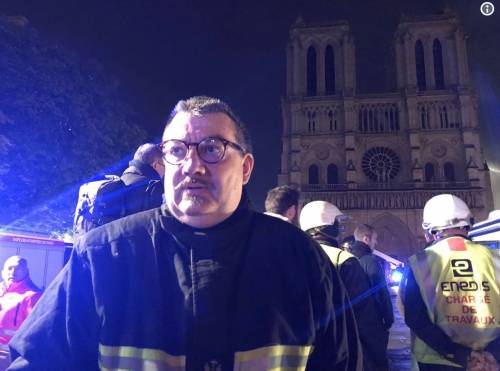 Notre Dame, il prete eroe rischia la vita per salvare la corona di Gesù