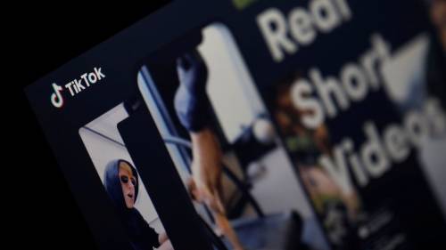 TikTok, l'App nella bufera: "Degradante, attira pedofili"