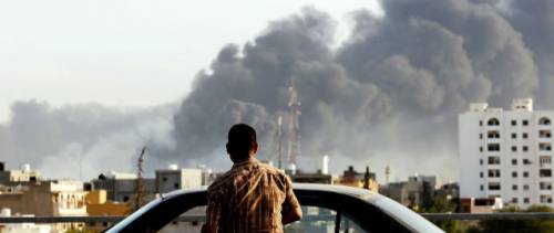 Libia, a Tripoli si intensificano i bombardamenti: usati anche i droni