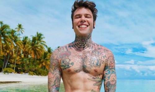 Fedez tirchio? Lui replica a chi lo accusa di negare ai rider le mance: "Sono un retaggio americano"