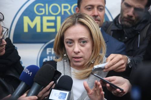 Sea Watch, Meloni: "Affondiamo la nave"