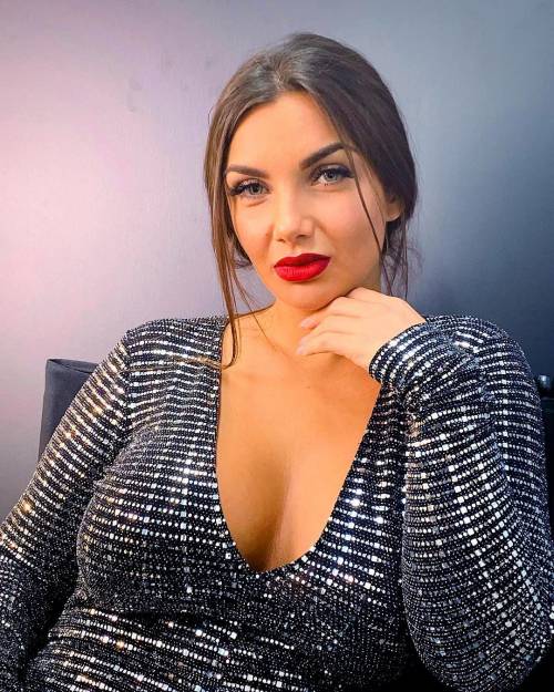 Elettra Lamborghini in fuga dai fan: “Non mi sento vip, mi prende male”