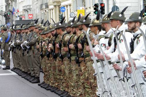 A Milano sfilano gli Alpini: 500mila penne nere invadono il centro