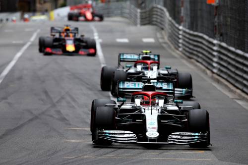 Lewis onora Niki, Vettel fa il compitino
