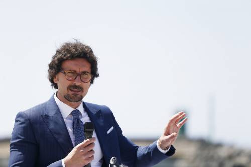 Toninelli: "Salvini? Un nano sulle spalle di chi lavora"