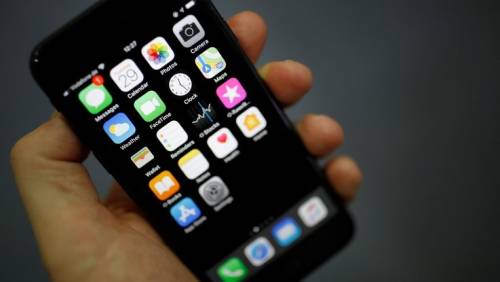 Russo denuncia la Apple: "Mi ha fatto diventare gay"