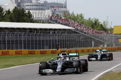 Dopo i giudici ecco Lewis, è una Rossa in... difesa