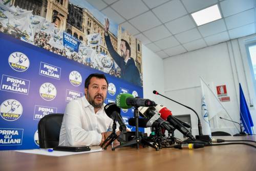 Ue, Salvini a Conte: "L'unico rischio è un'altra manovra alla Monti"