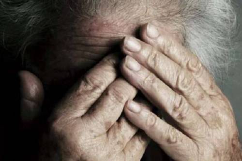 Romena pesta 94enne e la lancia contro finestra, poi attacca militari