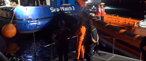 Manovra pirata di Sea Watch: "schiacciata" una motovedetta