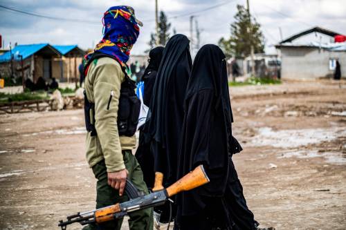L'ordine dei giudici: "Rimpatriare moglie e figli terrorista Isis"