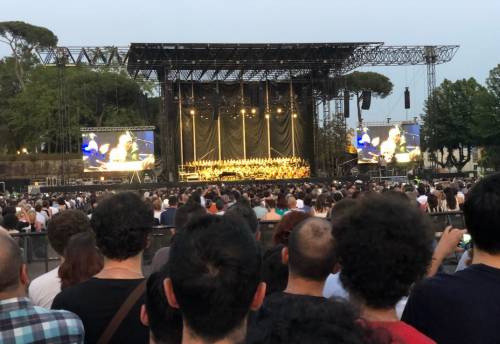 Lucca, ultimo concerto di Ennio Morricone. La Protezione civile porta l'acqua agli spettatori assetati