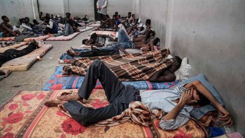 Migranti, il cardinale ipotizza che possano sbarcare santi