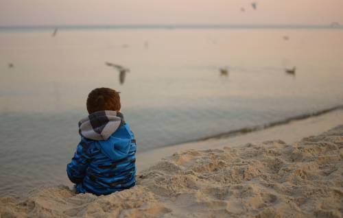 Bambino di 10 anni molestato dal vicino di ombrellone