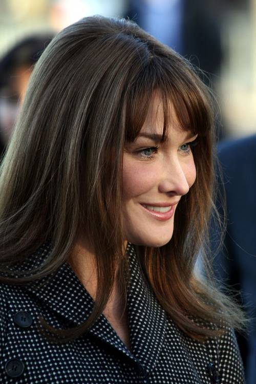 Carla Bruni chiede scusa dopo la tremenda gaffe sul Coronavirus