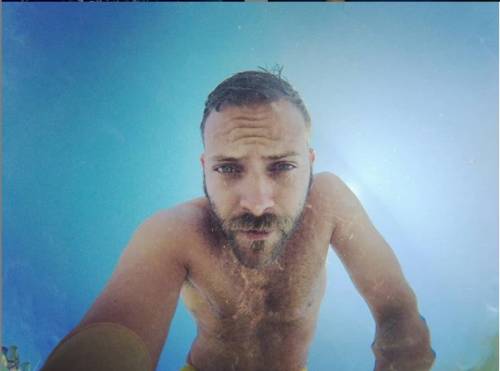 Alessandro Borghi sorprende tutti: "Baciare un amico? Può succedere"