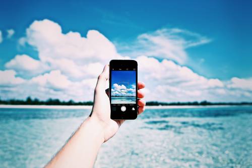 Estate, attenzione allo smartphone: per gli oculisti è dannoso