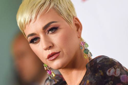 Katy Perry sul gommone: Bradley Cooper la aiuta