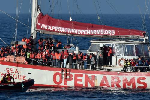 Open Arms, sbarcano i minori. Salvini: "Precedente pericoloso"