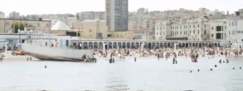 Sulla spiaggia di Trieste un muro bianco separa gli uomini dalle donne
