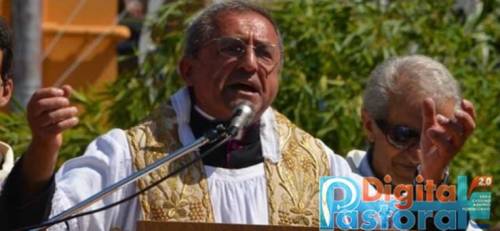 Il prete anti-migranti: "Sbarcano con smartphone e catene d'oro"