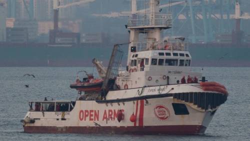 "Open Arms qui non sbarca". E si riapre l'ipotesi Spagna