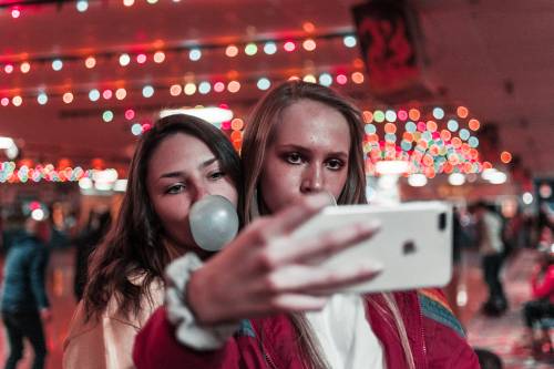 Lo smartphone danneggia gli adolescenti