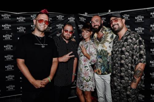 Boomdabash: "Sul palco le fan ci tirano indumenti intimi"