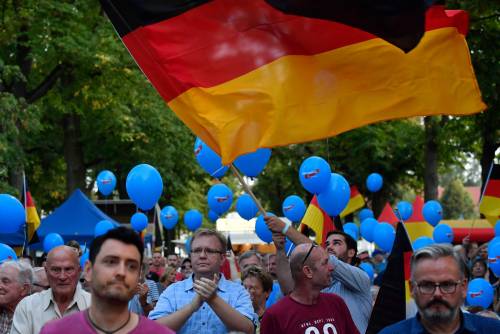 Germania, via il leader eletto con l'ultradestra. La Merkel è furibonda