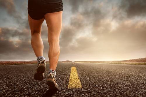 Corre senza mascherina: runner minacciato e pestato a sangue