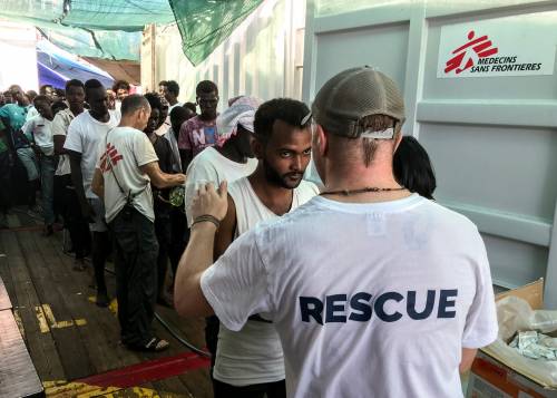 Migranti, così il governo lavora alla resa: via libera agli sbarchi delle Ong