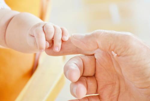 Coppia nasconde il genere del figlio al pubblico: "Non vogliamo influenze"