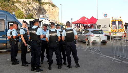Macron sfida ancora l'Italia: ci rimanda indietro un tir pieno di migranti