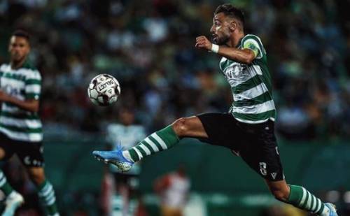 Bruno Fernandes furibondo: viene espulso e spacca due porte degli spogliatoi