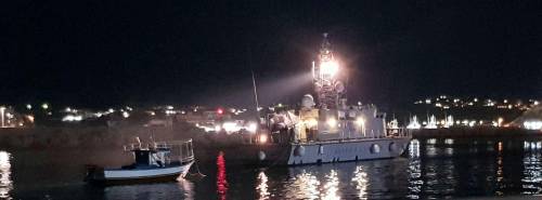 Nuovi sbarchi a Lampedusa, nella notte 108 i migranti approdati