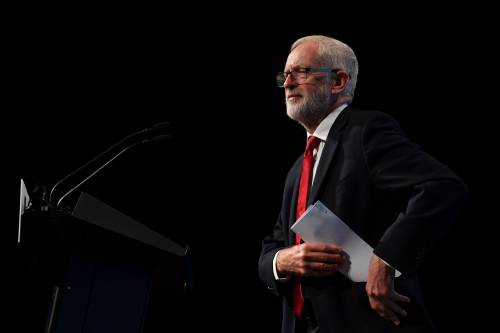 Le mezze scuse di Corbyn e l'elogio social dei tre figli