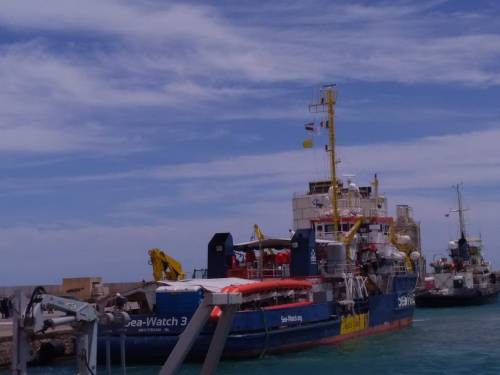 Dissequestrata la Sea Watch 3, ma la nave rimane ancorata a Licata
